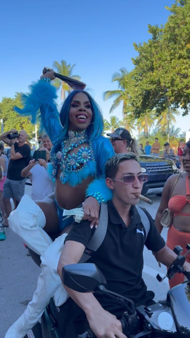 @queenofthebus is all of us arriving to have fun at PALACE this weekend! 
We kick it off with our Cinco De Mayo festivities 🎉🎉
2 brunch seatings at 11am and 2pm hosted by @tiffanyfantasia 
Our rooftop pool party from 4-9pm with @djavicubal AND 
Our evening shows from 7-1130pm hosted by @ccglitzer 

Video by @theo.mandon
